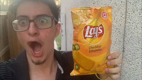 Trying out the NEW Lay’s cheddar cheese Jalapeño (Review)