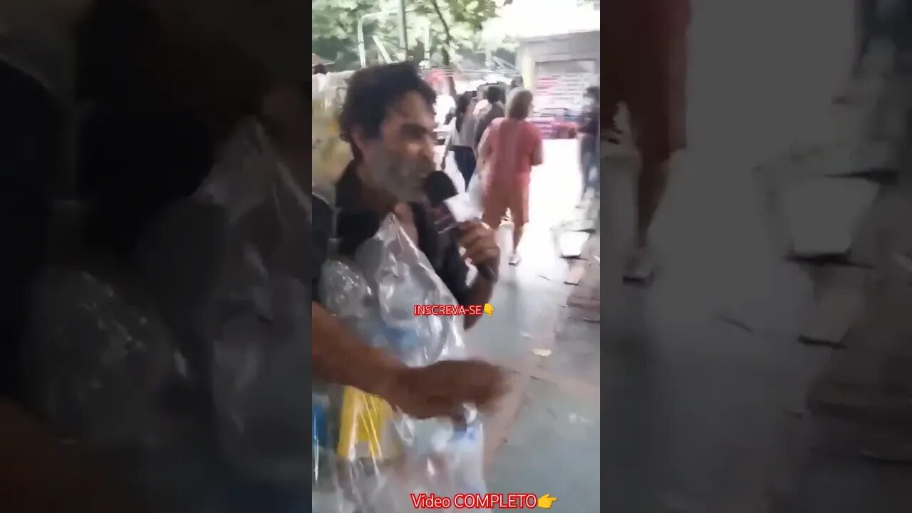Um Morador de Rua pega o microfone do Locutor, veja o que ele fez #shorts
