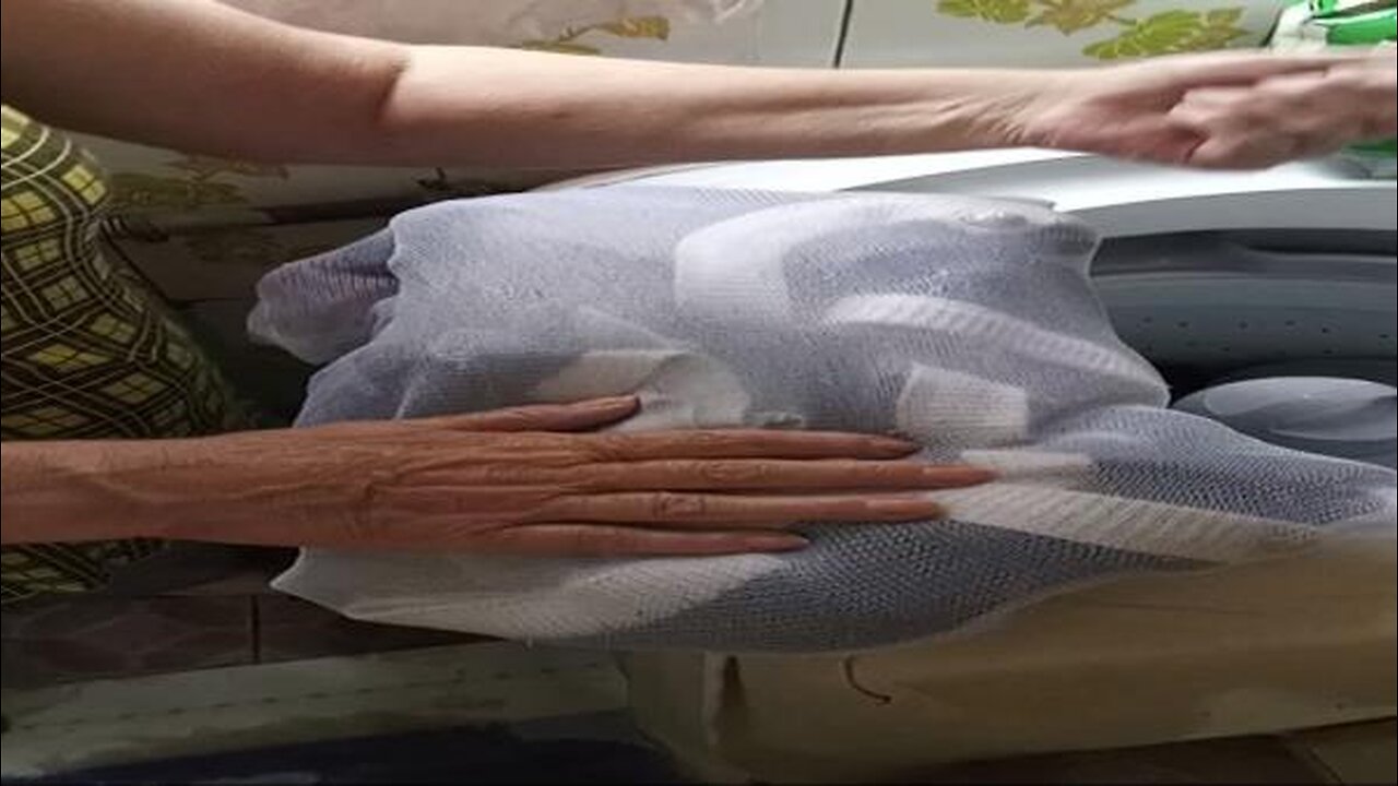 Lavando roupa início colocando roupa para lavar