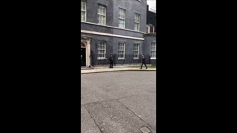 Obama arrives at 10 Downing Street to meet with senior UK political and security officials.