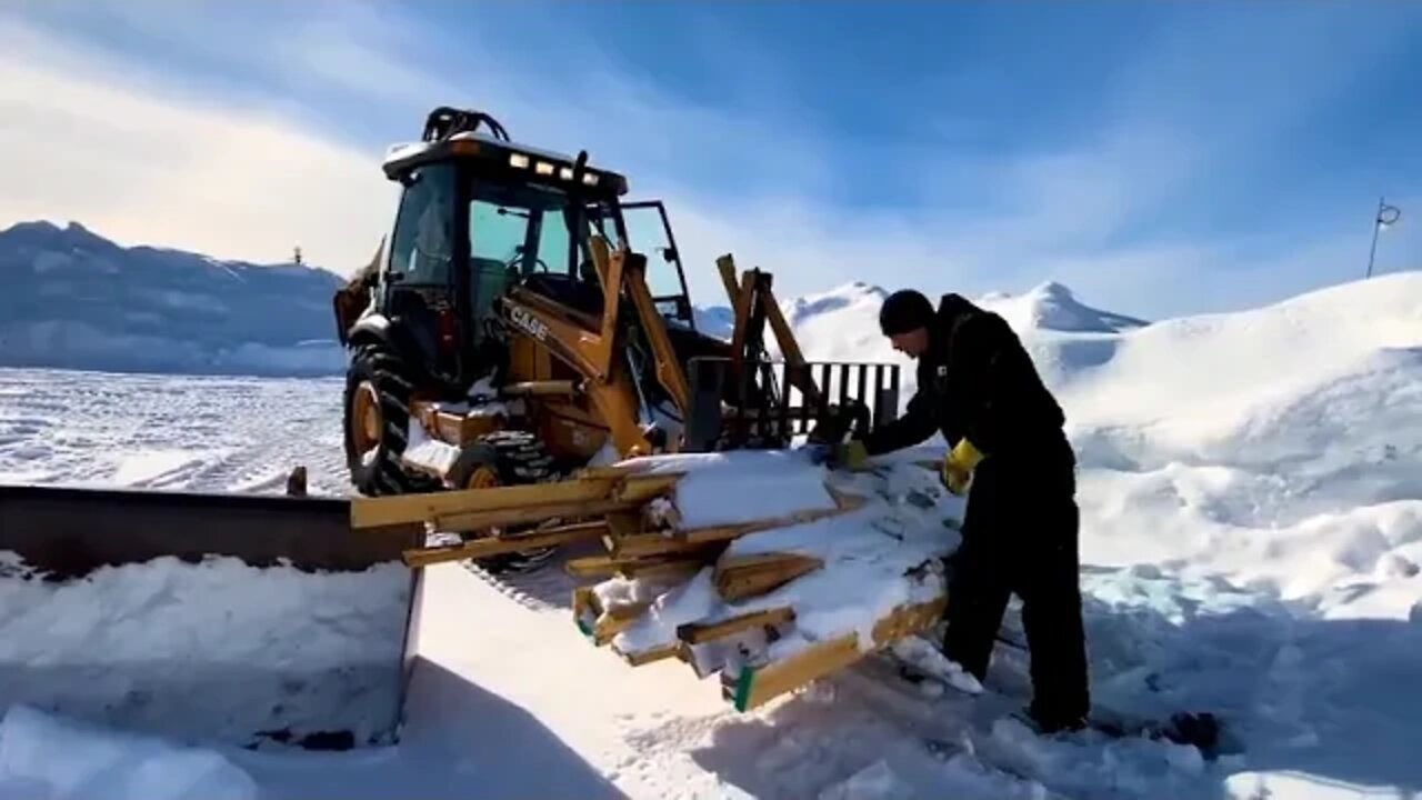 Arctic ! Homestead ! 10 ! years ! living ! off ! the ! Alaskan wilderness