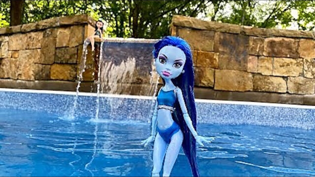 Monster High Pool Diving Contest