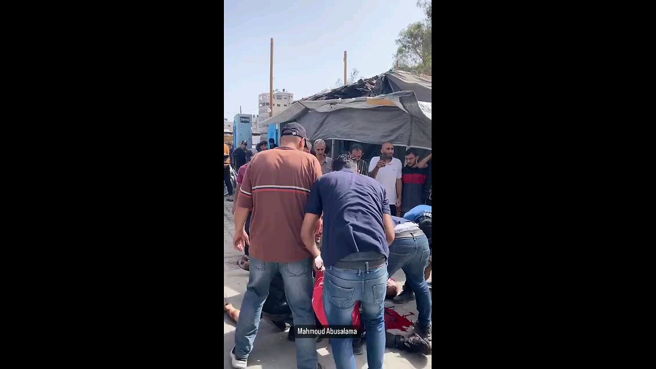 استهداف مدرسة نازحين شمال القطاع ، الشظايا تسقط على المسعفين وهي تنقل الشهداء جراء القصف المتواصل