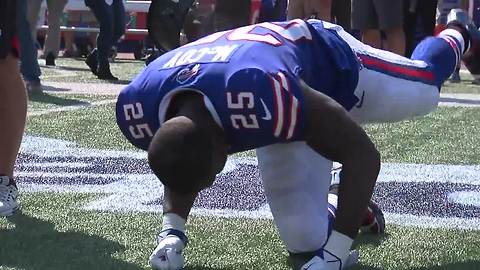 LeSean McCoy kneels, sits, stretches during national anthem