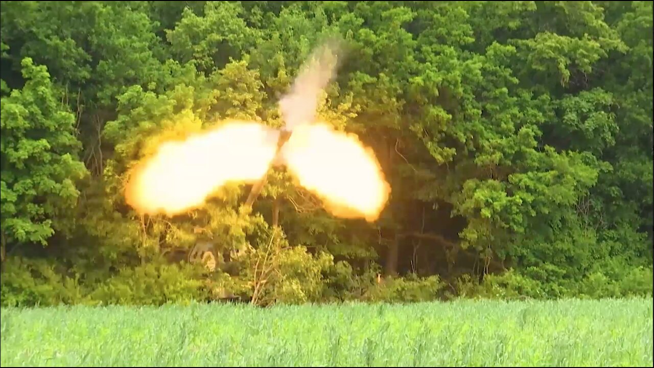 📹 Footage of Msta-S self-propelled artillery units destroying armoured vehicles