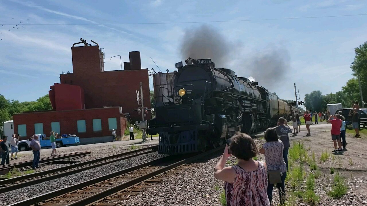 BigBoy 4014 Rumbles through Chelsea, Iowa