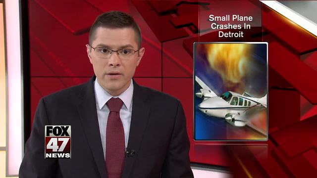 2 killed following plane crash in Detroit