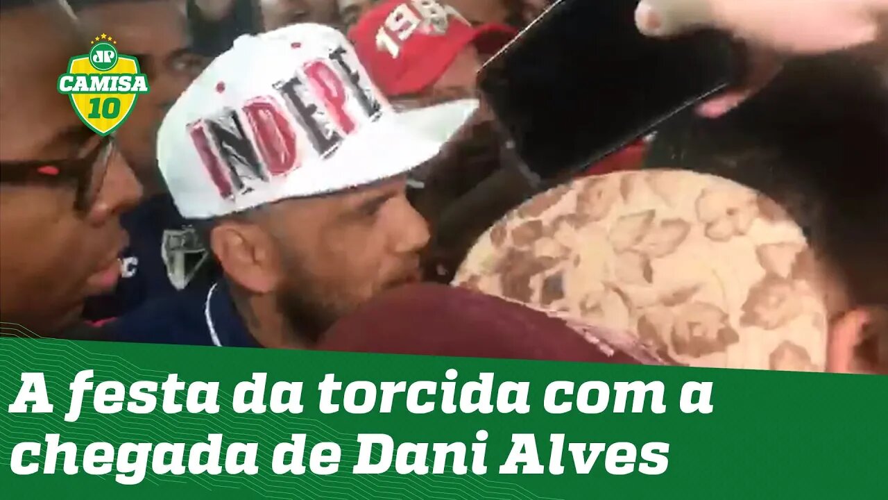 DE ARREPIAR! Daniel Alves desembarca em São Paulo com festa da torcida tricolor no aeroporto!