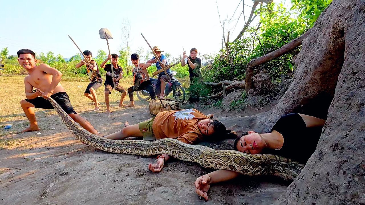 Terrified, 6 brave hunters confront ferocious giant snake to save two girls was attacked