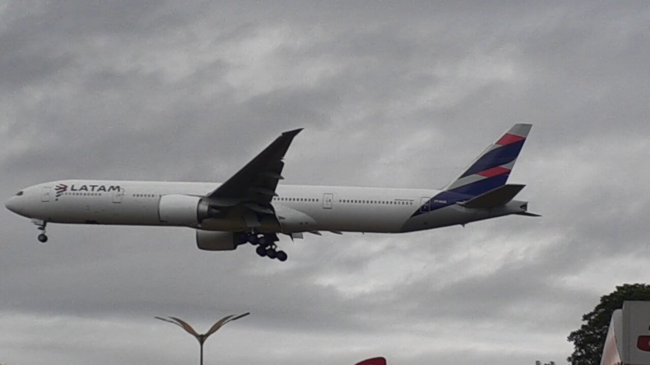 Boeing 777-300ER PT-MUF op eindnadering alvorens te landen in Manaus vanuit Guarulhos