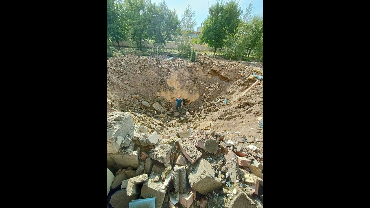 DPR: Crater after a (Hypersonic?) missile attack on Vuhledar (occupied by the AF of Ukraine)