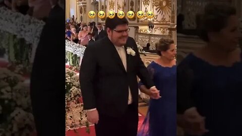 Casimiro entrando na igreja durante o seu casamento