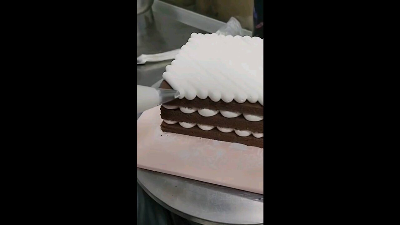 Cake decoration very steady hands