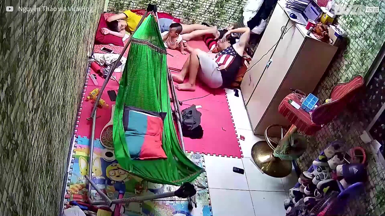 Bebê irritado quase destrói computador dos pais