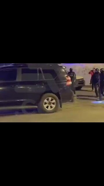 ECUADOR'S POLICE STORMS MEXICAN EMBASSY TO ARREST EX VICE-PRESIDENT