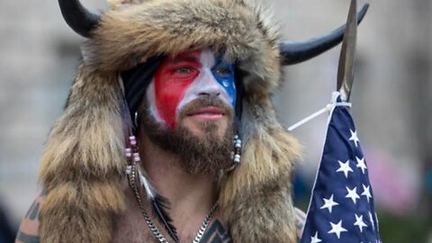 QAnon шамана внезапно выпустили из федеральной тюрьмы Вашингтона