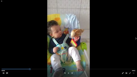 A REAÇÃO DO BABY AO CHEGAR PERTO DO PINTINHO
