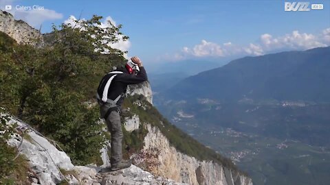 Um salto de BASE jumping com 8 saltos mortais