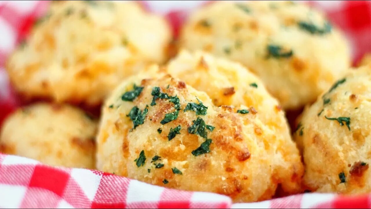 Gluten Free Cheddar Bay Biscuits | cheesy, garlicky, delightful little drop biscuits!