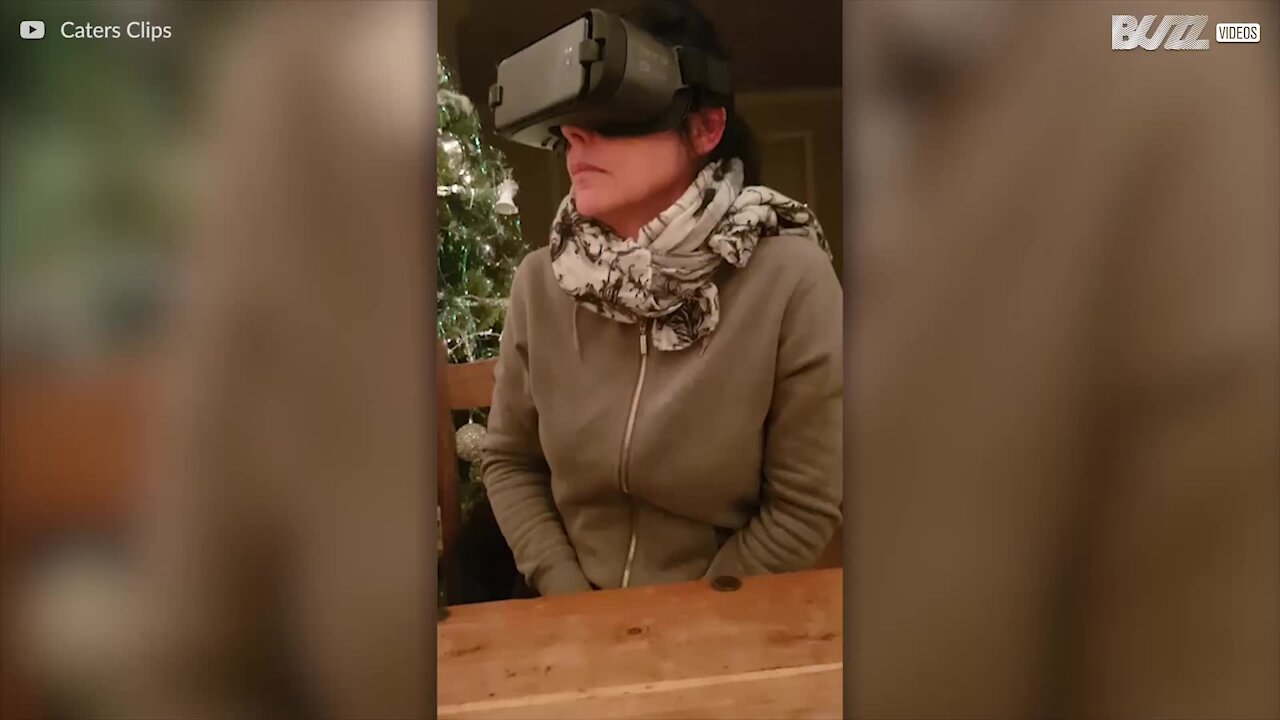 Mãe agarra cão enquanto usa óculos VR pela primeira vez