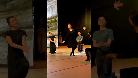 ДЕВУШКА ПОКАЗЫВАЕТ КАК НАДО ТАНЦЕВАТЬ ЛЕЗГИНКУ