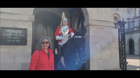 Get off tourist holds the reins #horseguardsparade