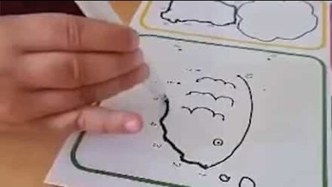 Ce petit garçon se trompe en dessinant!