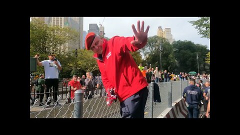 Anti-Mandate NY City workers protest in front of City Hall