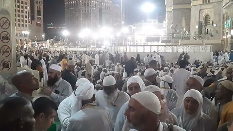 Rush outside of Masjid ul Haram
