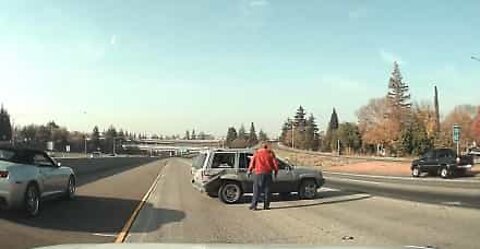 Jeep descontrolado atravessa estrada em marcha ré