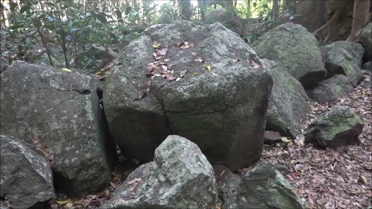 Stones of Burleigh Heads, Australia. White noise, natural sounds.