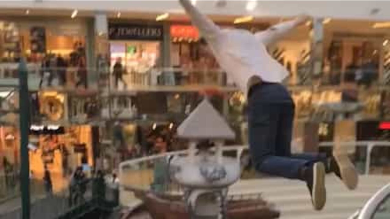 Guy jumps from second floor into shopping mall pool