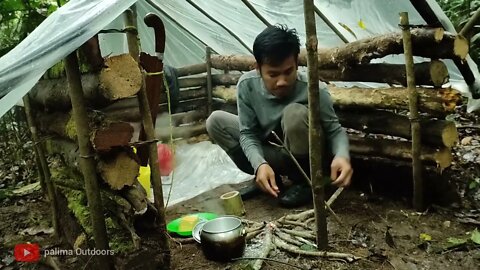 21 # camping hujan deras di pondok kayu lapuk __ tidur nyenyak dalam shelter alami