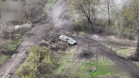 Russian tank destroys a Ukrainian BMP from a distance of 2km