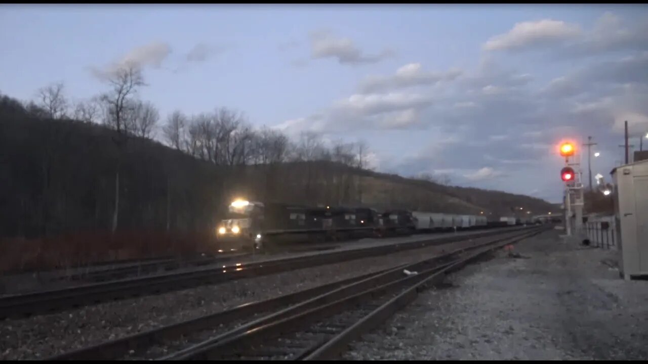 A long mix/autorack at dusk