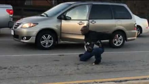 Driver exits vehicle to meditate during traffic stop