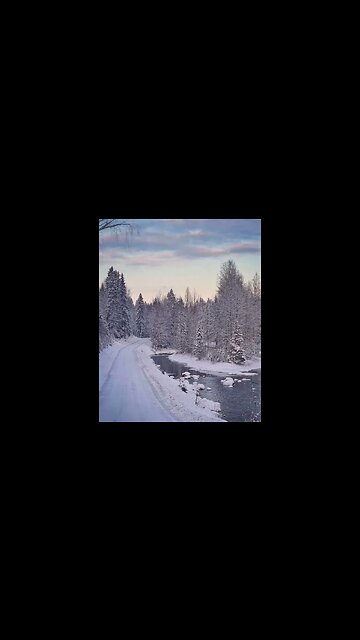 🌅 O rio Yanisjoki, na República da Carélia, na Rússia.