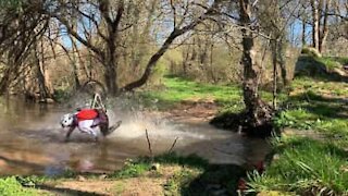 Un cycliste chute en traversant une rivière
