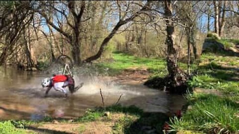 Un cycliste chute en traversant une rivière