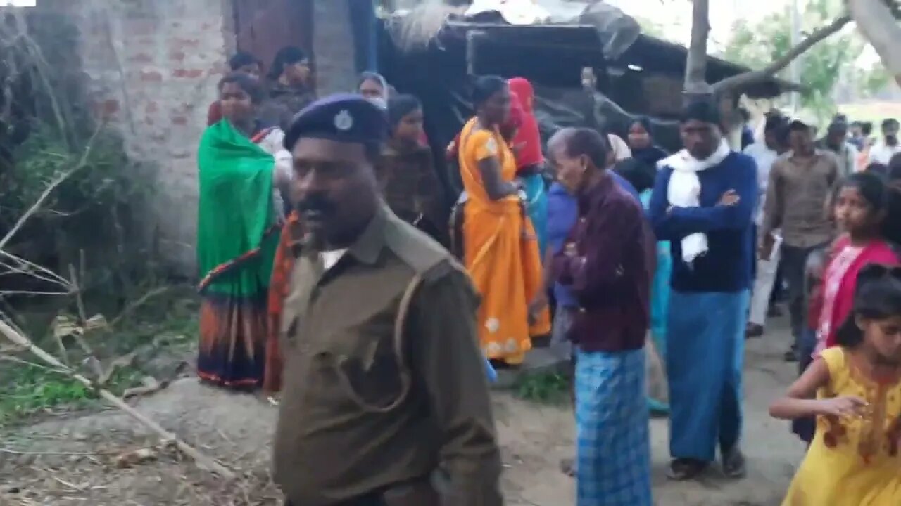 घर में अकेली सोयी 15 वर्षीय लड़की की कुदाल से कनपटी पर वार कर हत्या. दुष्कर्म के बाद हत्या की