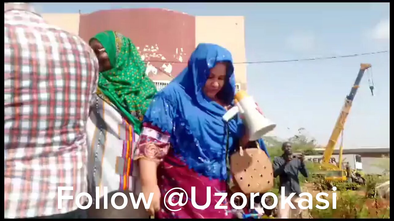 Today In Niger, thousands of women have gathered in front of the French military base located in the