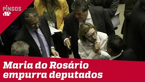 Maria do Rosário empurra para dizer que foi agredida