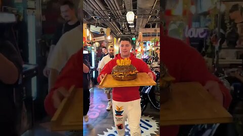 ACEL MOMENT CAND ZIIC CA VREI UN BURGER DE 5 KG #oguritamica #mancaciosul #mancare #food #romania