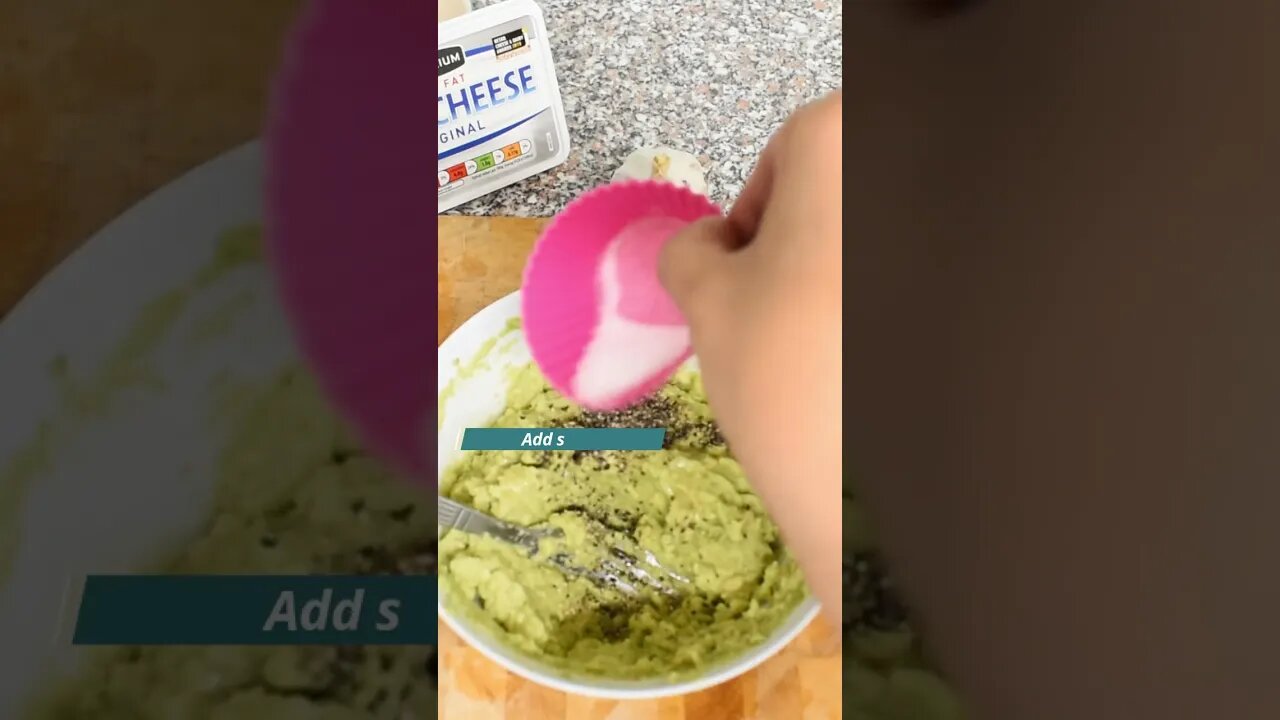 How to make avocado and garlic spread