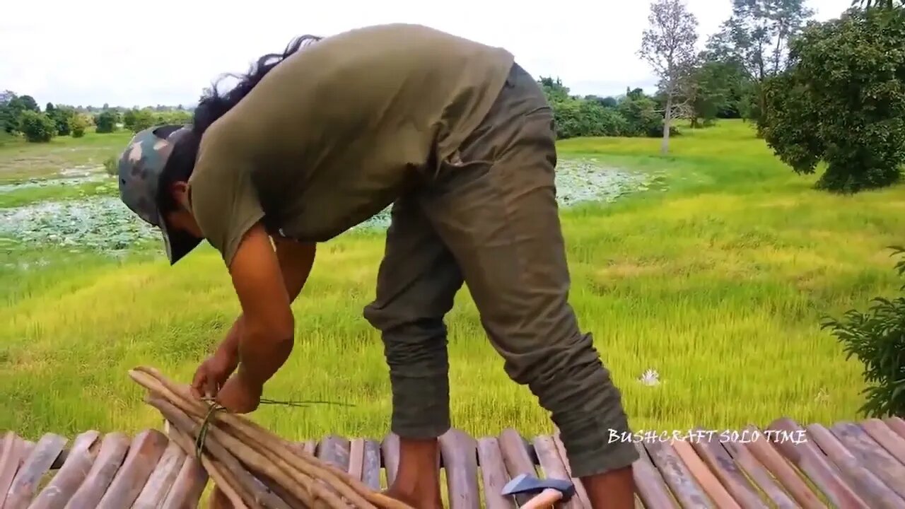 How to build a 10 m treehouse and cook [finish building]20