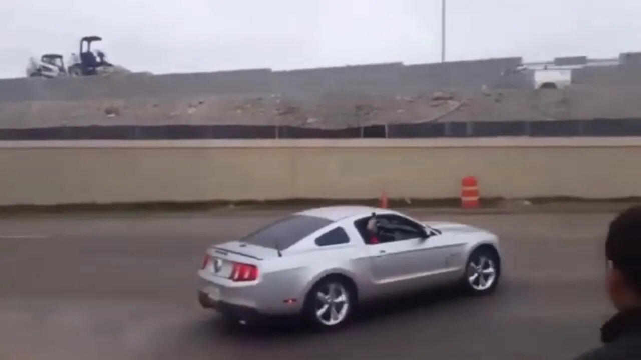 Idiot leaving car show #fail #cops #idiot #cars #car #carshow #burnout