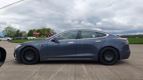 825 HP Tesla Model S Performance takes on the Porsche Taycan Turbo S with Ceramic Brakes [4k 60p]