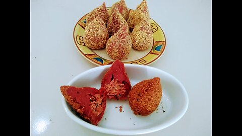 COXINHA DE MORTADALA E BACON COM MASSA DE BETERRABA