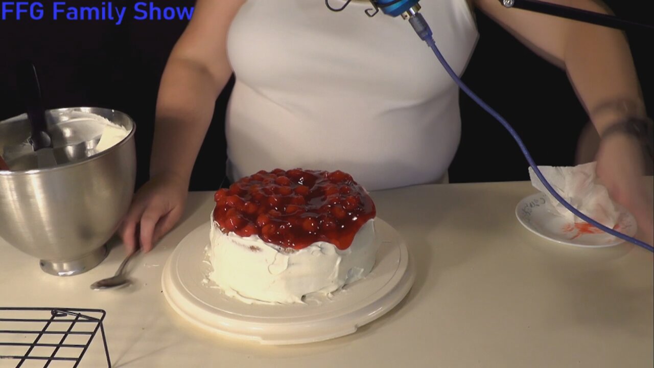 FFG Food Makin Cherry Pie Filled Cake