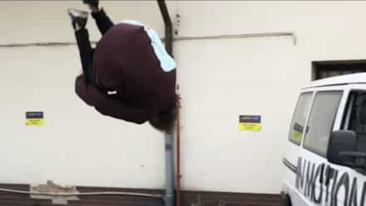 Jovem entra em carrinha de forma espectacular!